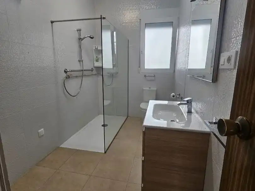 Badezimmer von Erdgeschoss zur Miete in Cartagena mit Privatgarten, Parkett und Möbliert