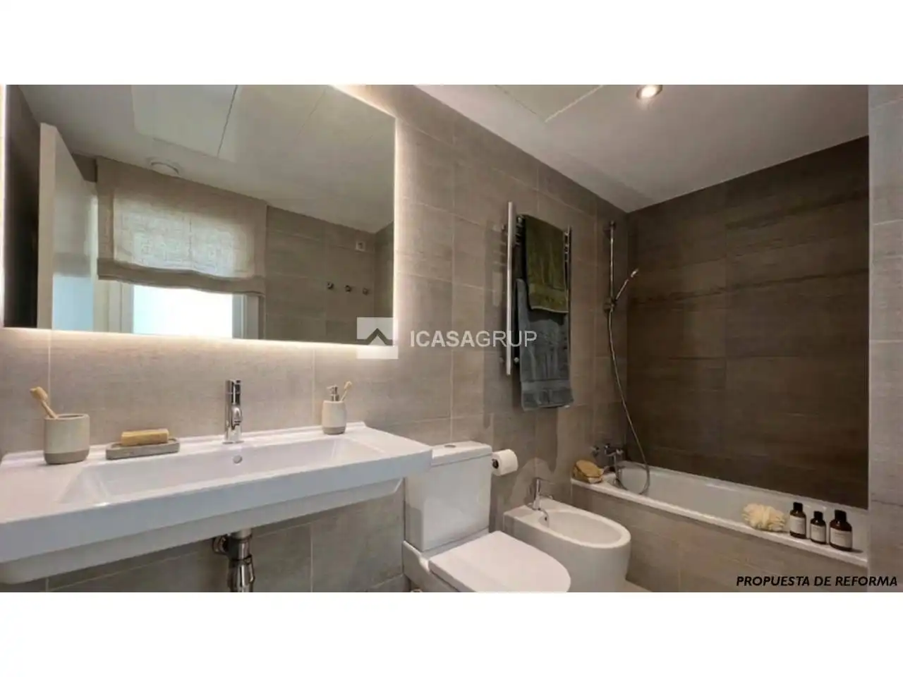 Bathroom of Flat for sale in Barcelona  with Air Conditioner, Heating and Parquet flooring