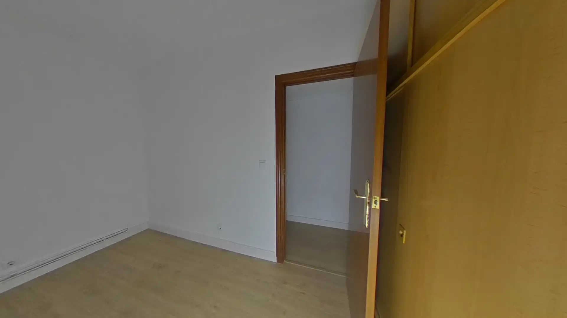 Habitación de Piso en venta en L'Hospitalet de Llobregat con Parquet y Balcón