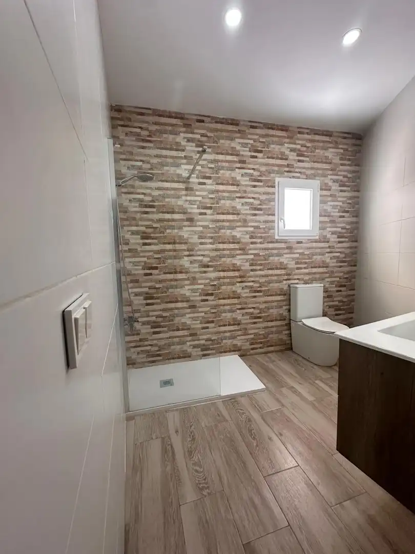 Badezimmer von Erdgeschoss zur Miete in Torrent mit Klimaanlage, Heizung und Terrasse