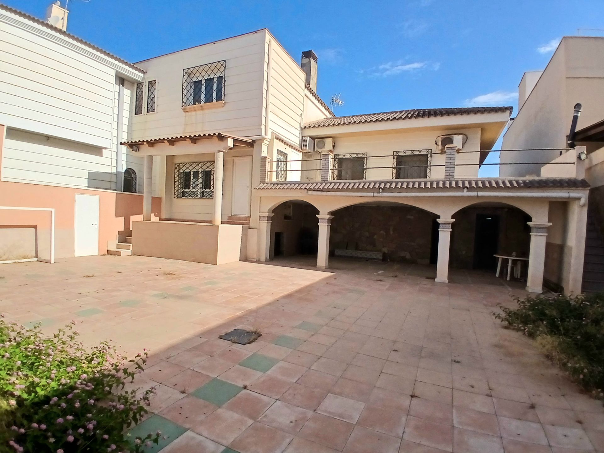 Vista exterior de Casa o xalet en venda en  Almería Capital amb Aire condicionat, Calefacció i Jardí privat