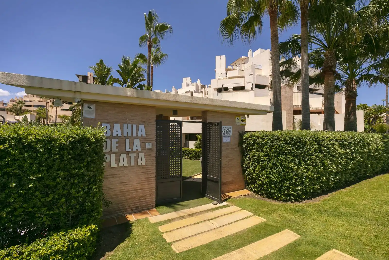 Vista exterior de Dúplex en venda en Estepona amb Aire condicionat, Terrassa i Traster