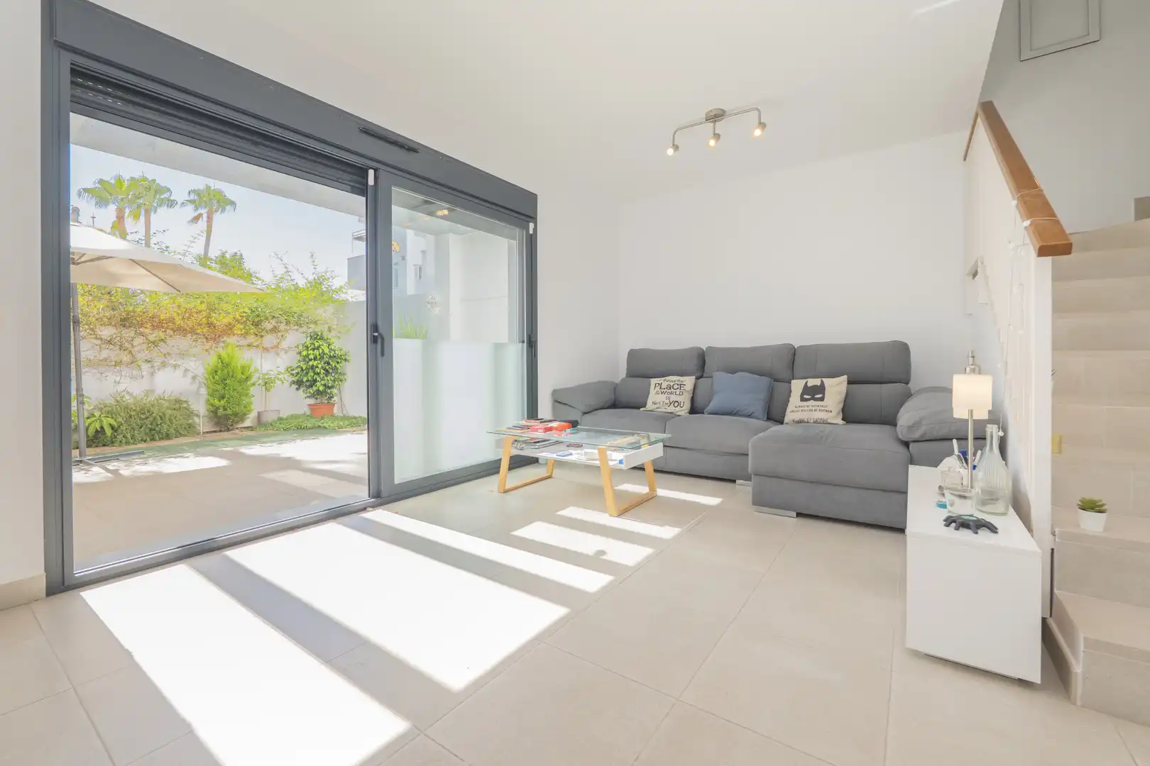 Sala d'estar de Casa adosada en venda en Torremolinos amb Jardí privat, Terrassa i Piscina