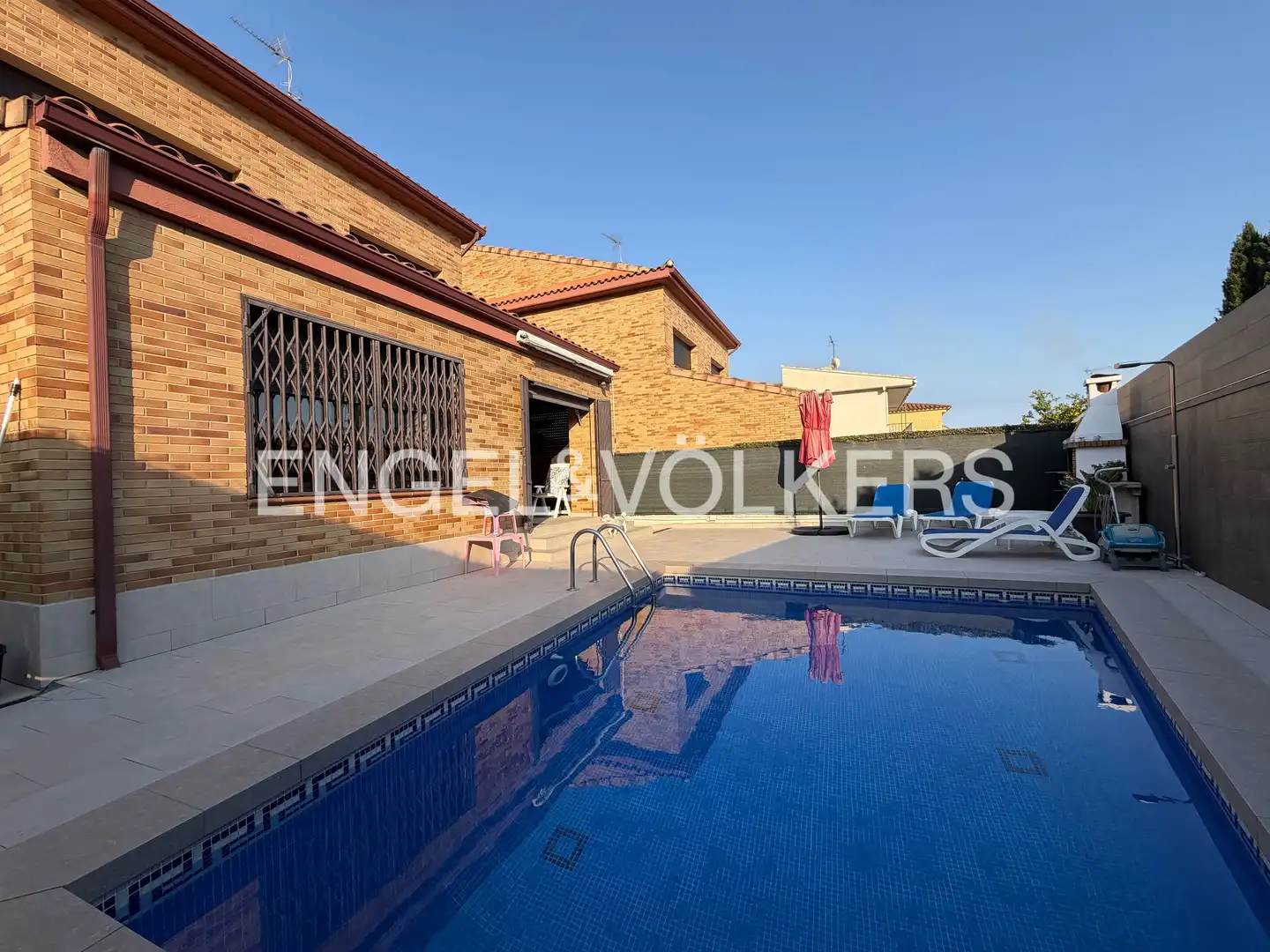 Swimming pool of Houses for sale in Pineda de Mar  with Air Conditioner, Heating and Private garden