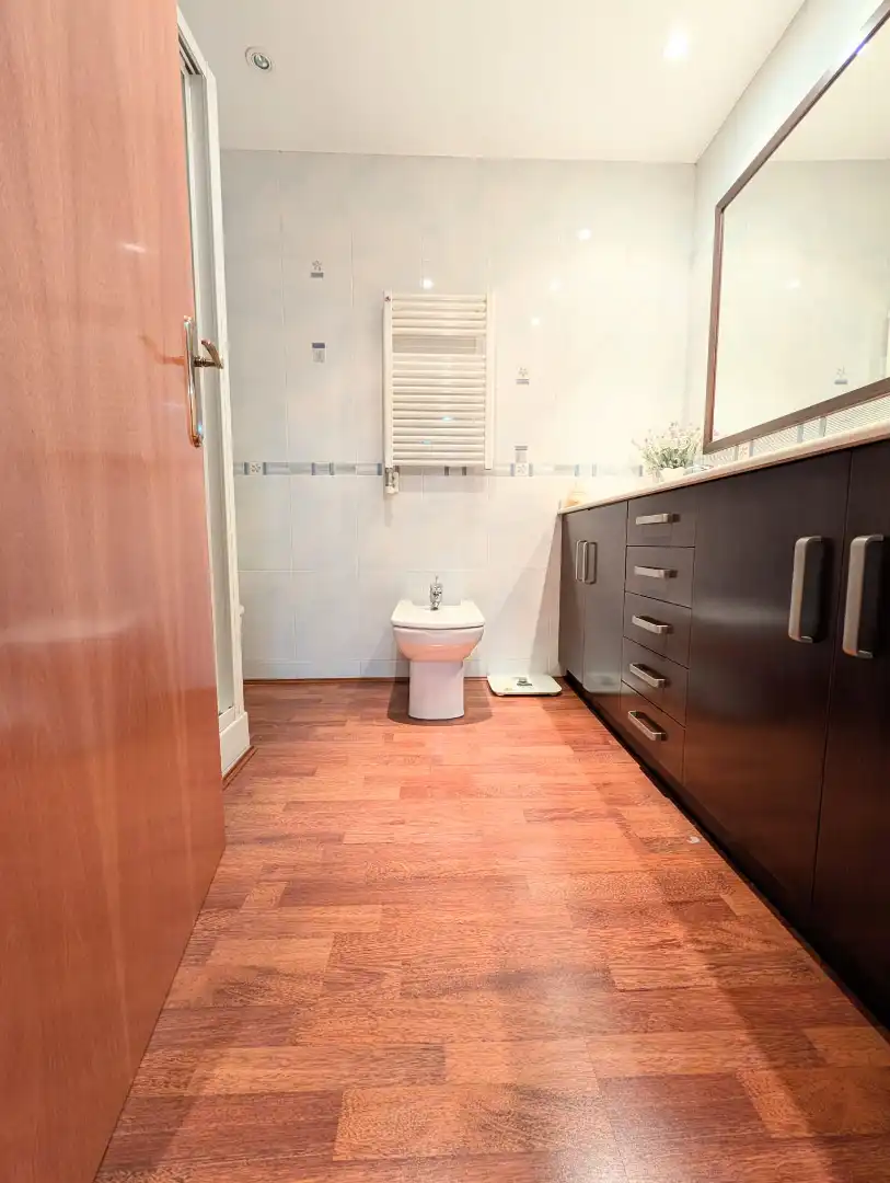 Baño de Casa o chalet en venta en Santa Coloma de Gramenet con Aire acondicionado, Calefacción y Parquet