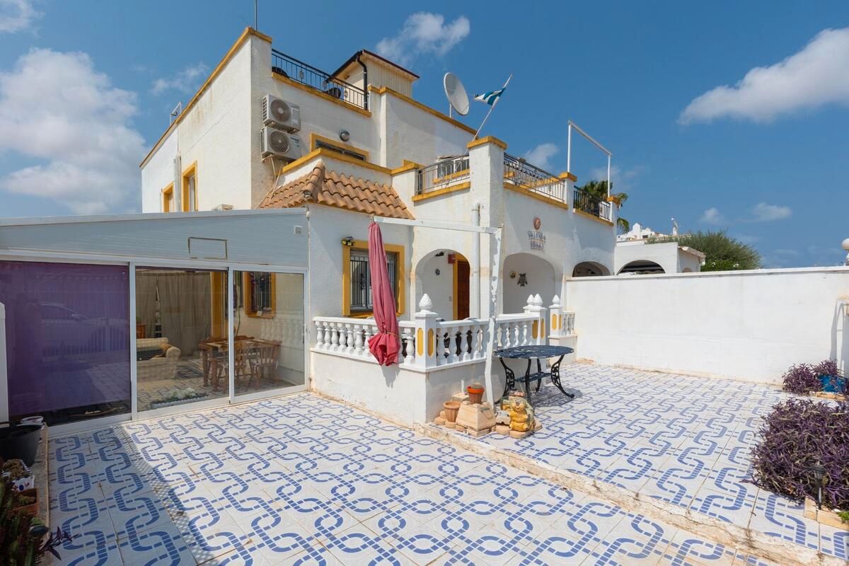 Exterior view of Single-family semi-detached for sale in Torrevieja  with Air Conditioner, Private garden and Terrace