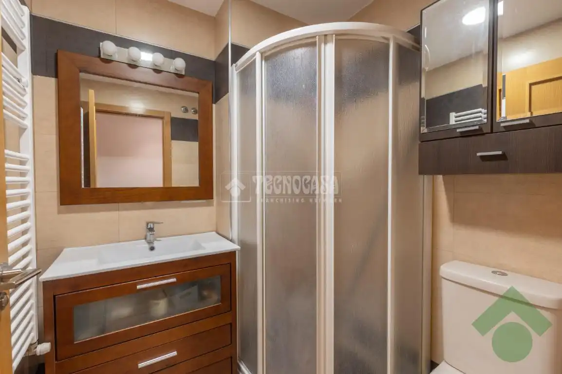 Baño de Piso en venta en Granada con Aire acondicionado, Calefacción y Piscina comunitaria