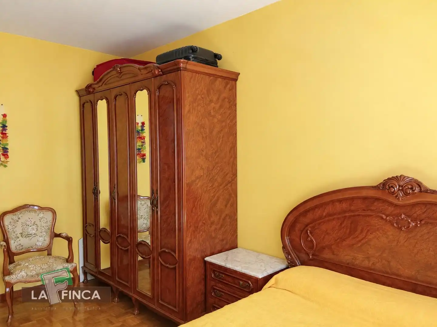 Dormitori de Pis en venda en Gijón  amb Calefacció, Parquet i Moblat