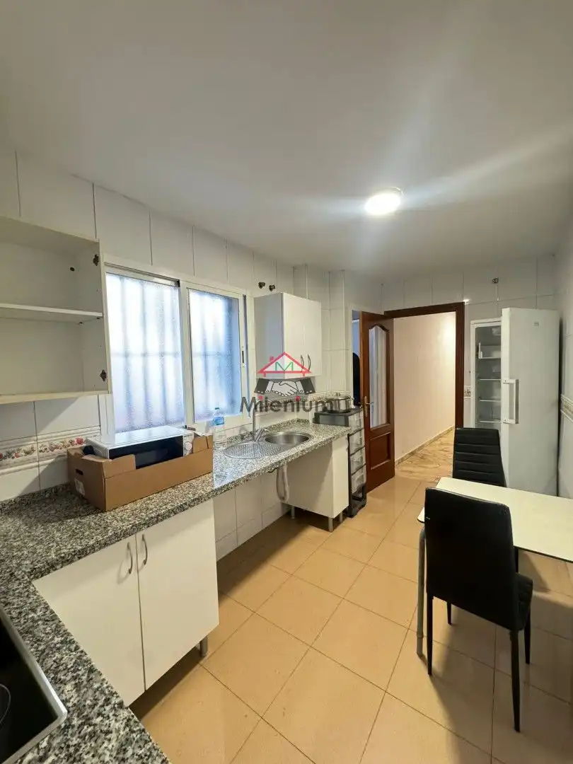 Küche von Wohnung zur Miete in Algeciras mit Waschmaschine, Mikrowelle und Balkon