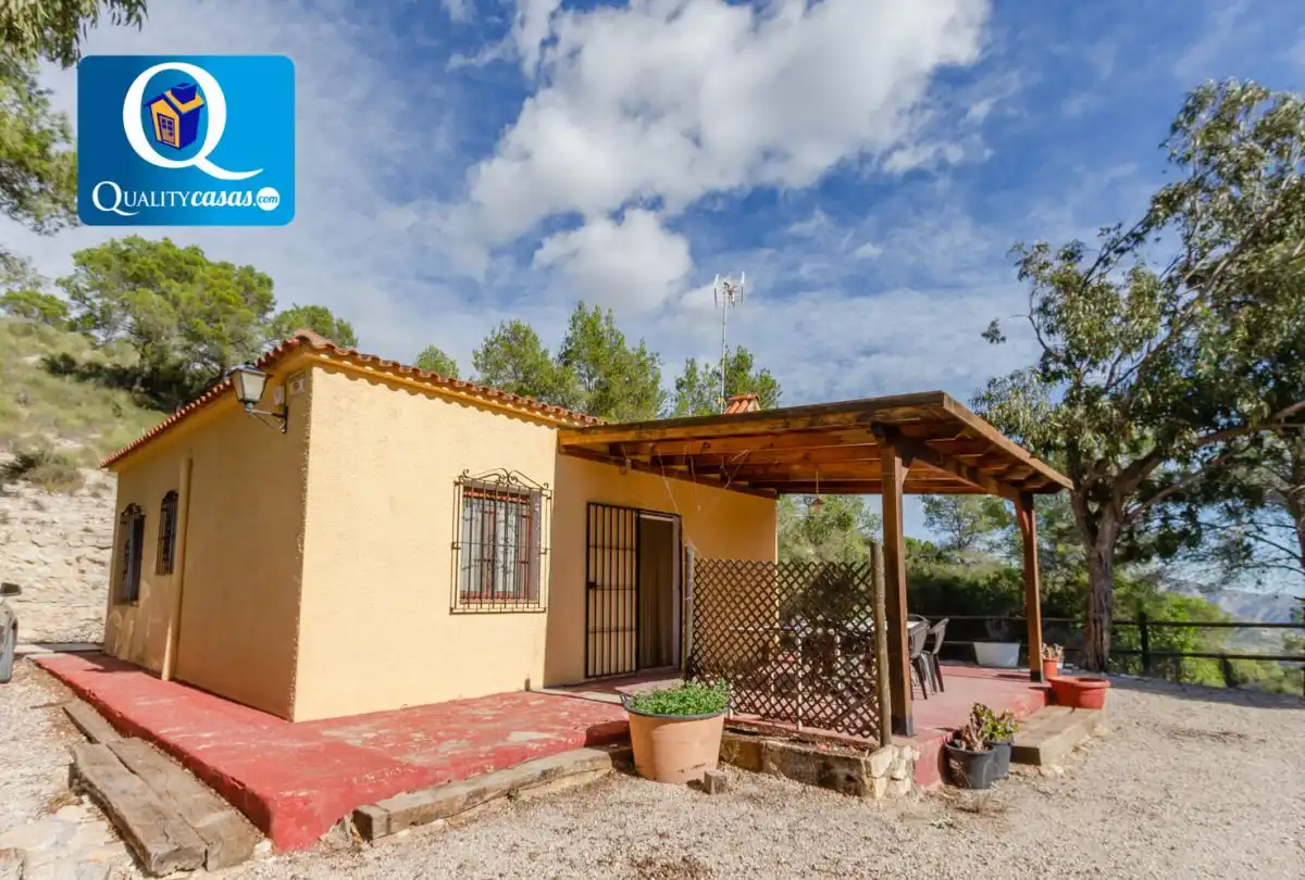 Detached house to rent in Aigües
