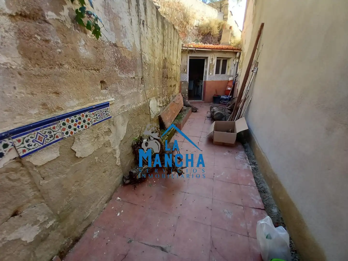 Exterior view of Houses for sale in Chinchilla de Monte-Aragón  with Furnished