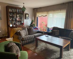 Sala d'estar de Casa adosada en venda en Cangas  amb Terrassa i Piscina
