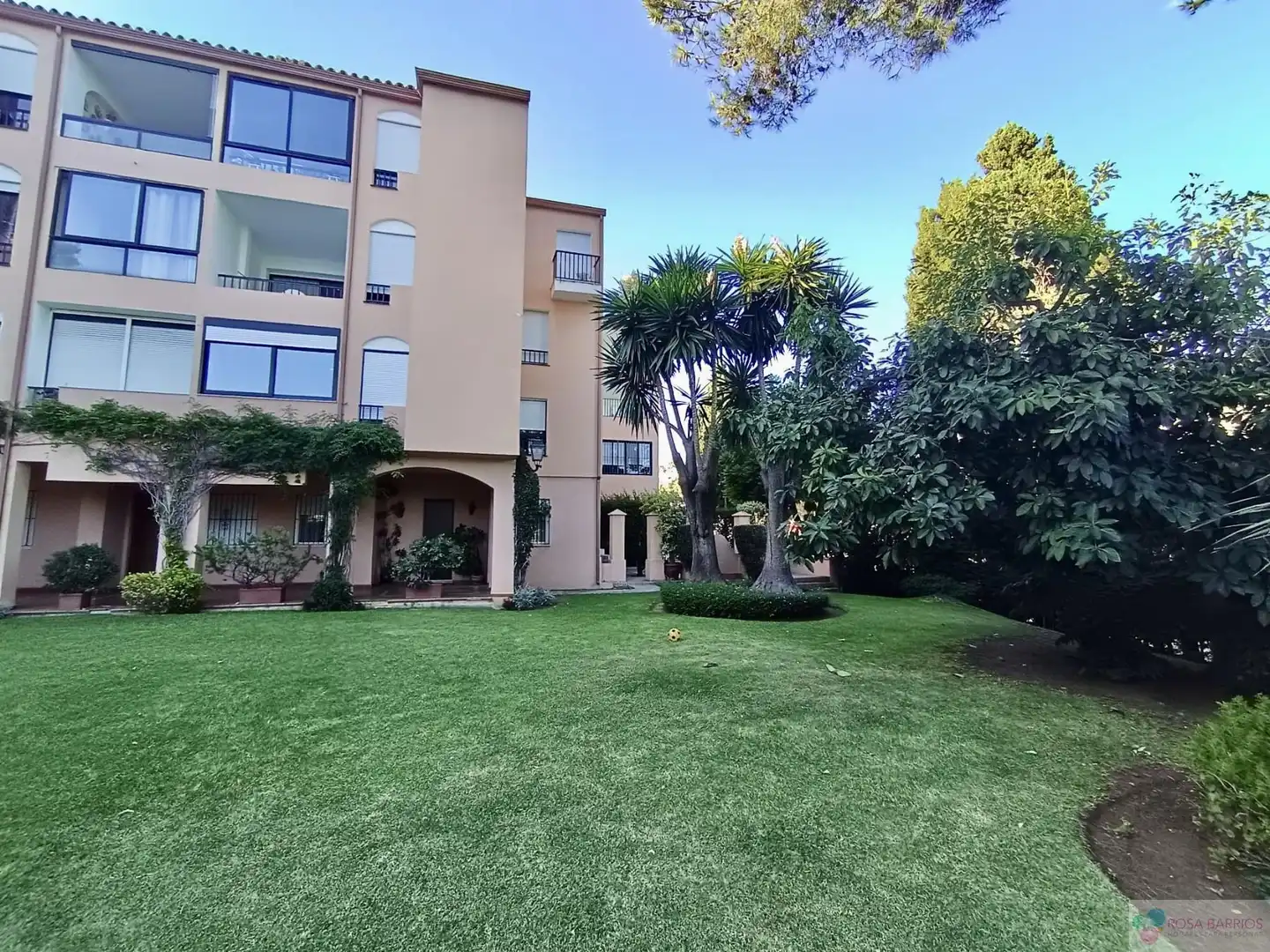 Vista exterior de Piso en venta en Marbella con Aire acondicionado, Terraza y Piscina comunitaria