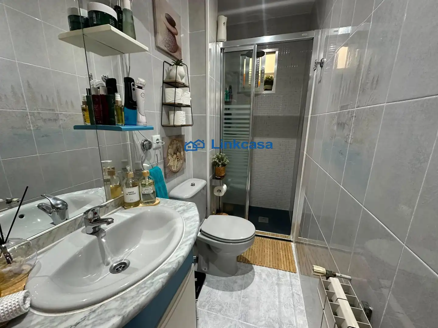 Bathroom of Flat for sale in Madrid  with Air Conditioner and Heating