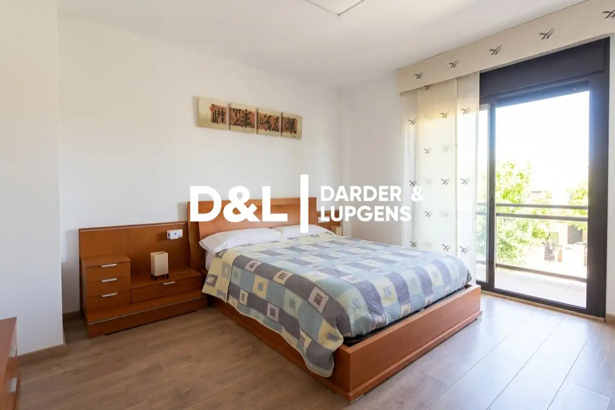 Schlafzimmer von Einfamilien-Reihenhaus zum Verkauf in Vilanova i la Geltrú mit Klimaanlage, Heizung und Privatgarten