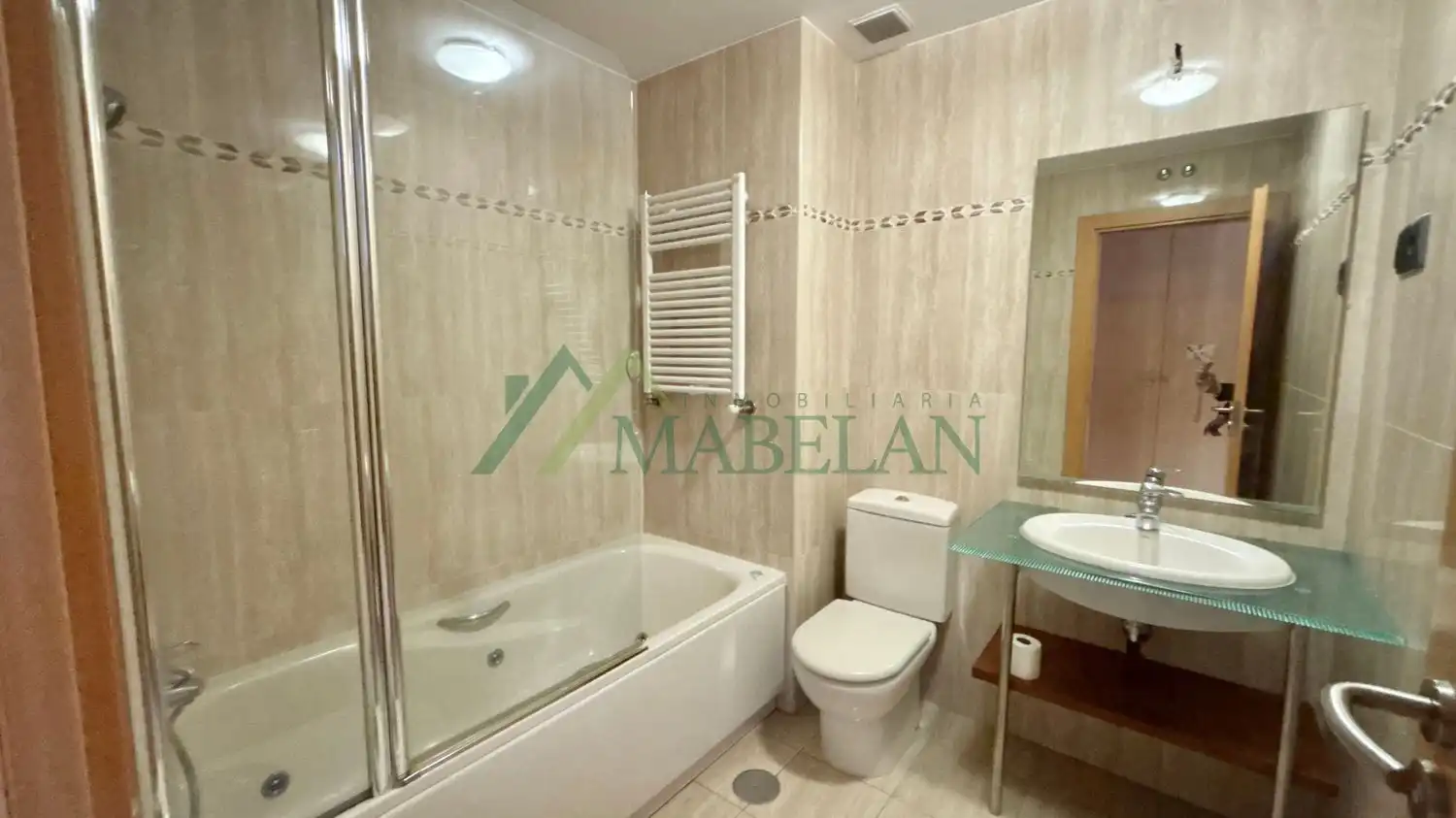 Bathroom of Flat for rent in Madrid  with Air Conditioner, Private garden and Storage room