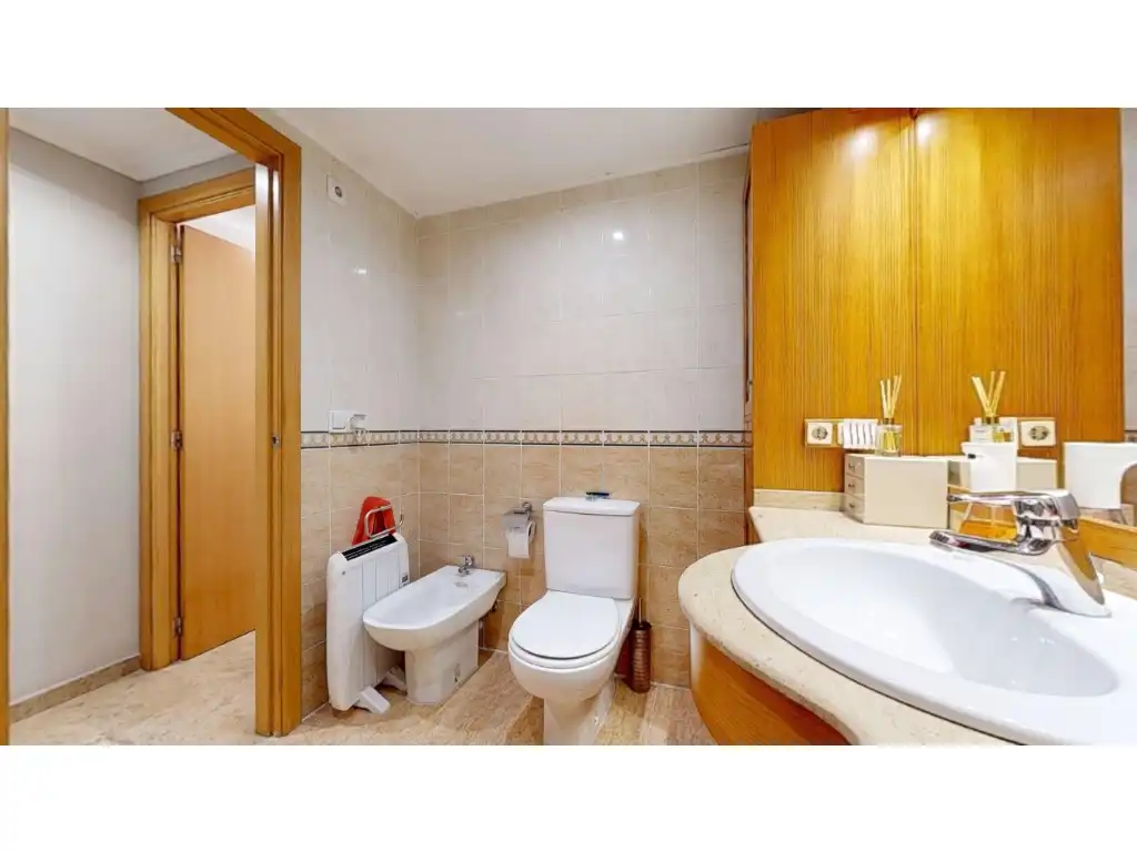 Bathroom of Flat for sale in Valencia  with Air Conditioner, Terrace and Community pool