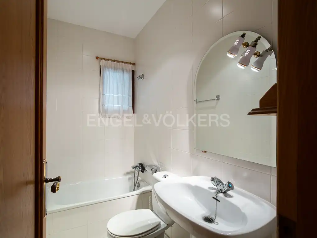 Bathroom of Flat for sale in Valencia  with Air Conditioner, Heating and Balcony