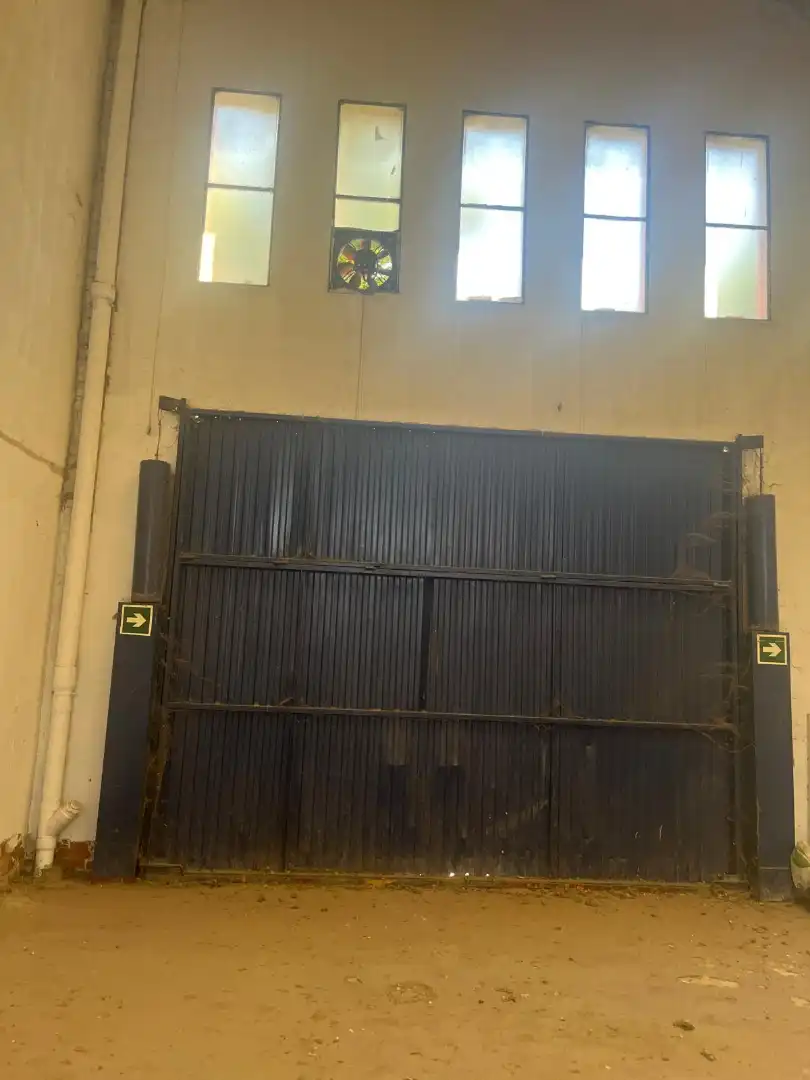 Außenansicht von Fabrikhallen zur Miete in El Prat de Llobregat mit Alarm