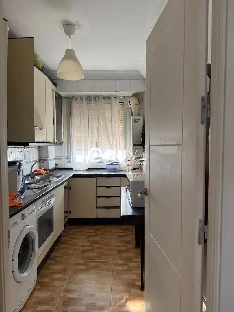 Kitchen of Flat for sale in Sevilla  with Air Conditioner and Storage room