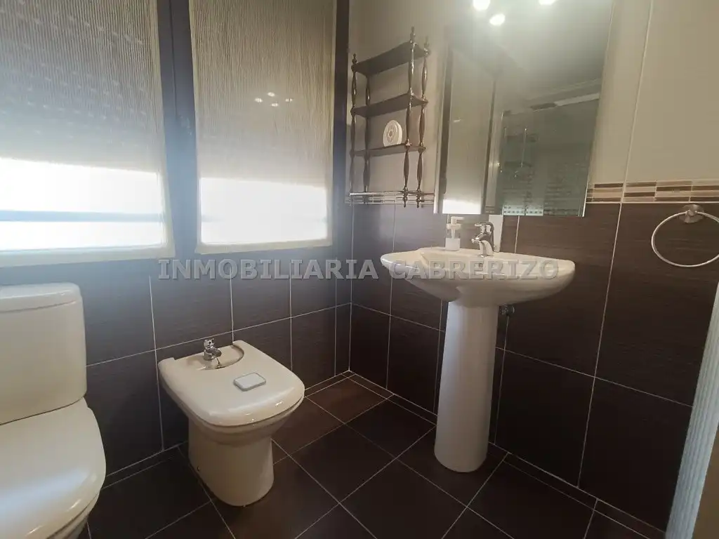 Badezimmer von Wohnungen zur Miete in  Logroño mit Klimaanlage, Heizung und Parkett