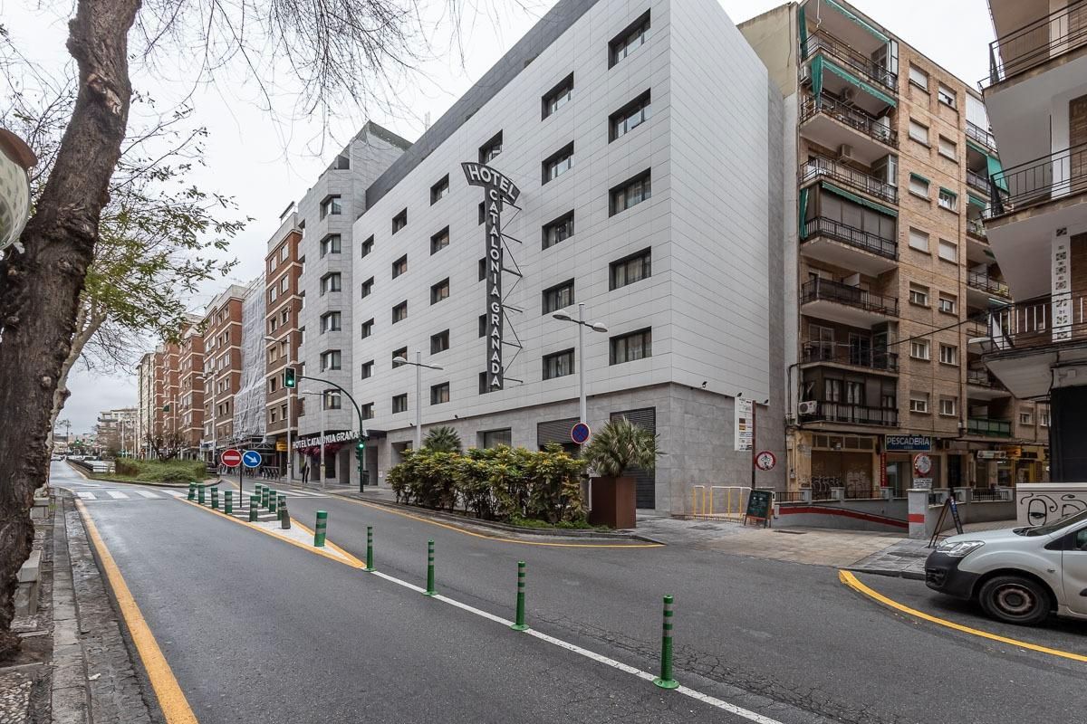 Vista exterior de Piso en venta en  Granada Capital con Calefacción y Amueblado