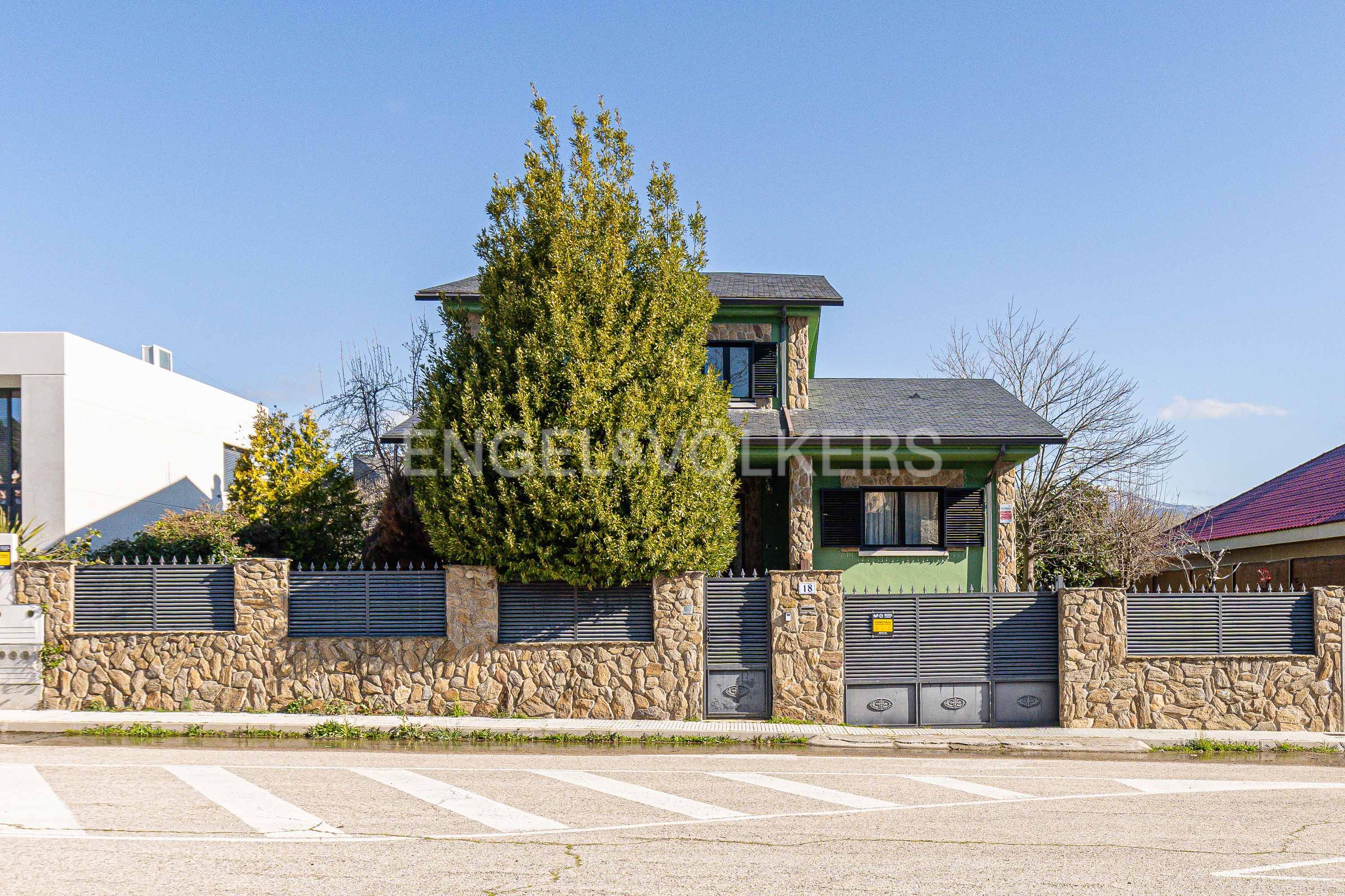 Vista exterior de Casa o xalet en venda en Guadarrama amb Aire condicionat, Calefacció i Jardí privat