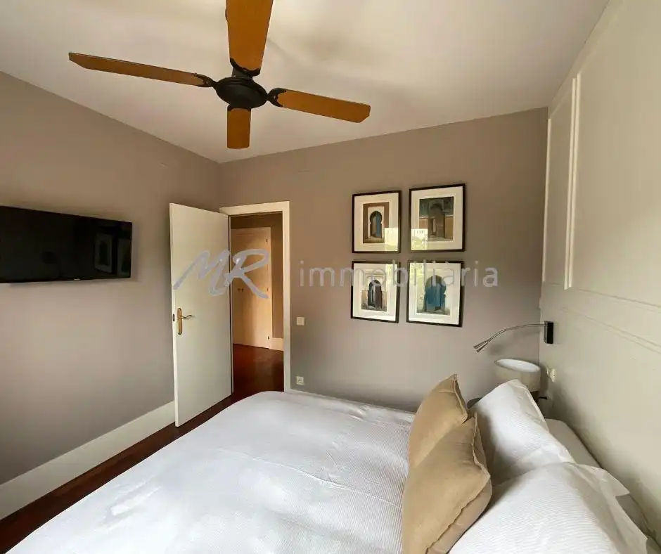 Schlafzimmer von Dachboden zum Verkauf in Vallromanes mit Heizung, Terrasse und Abstellraum