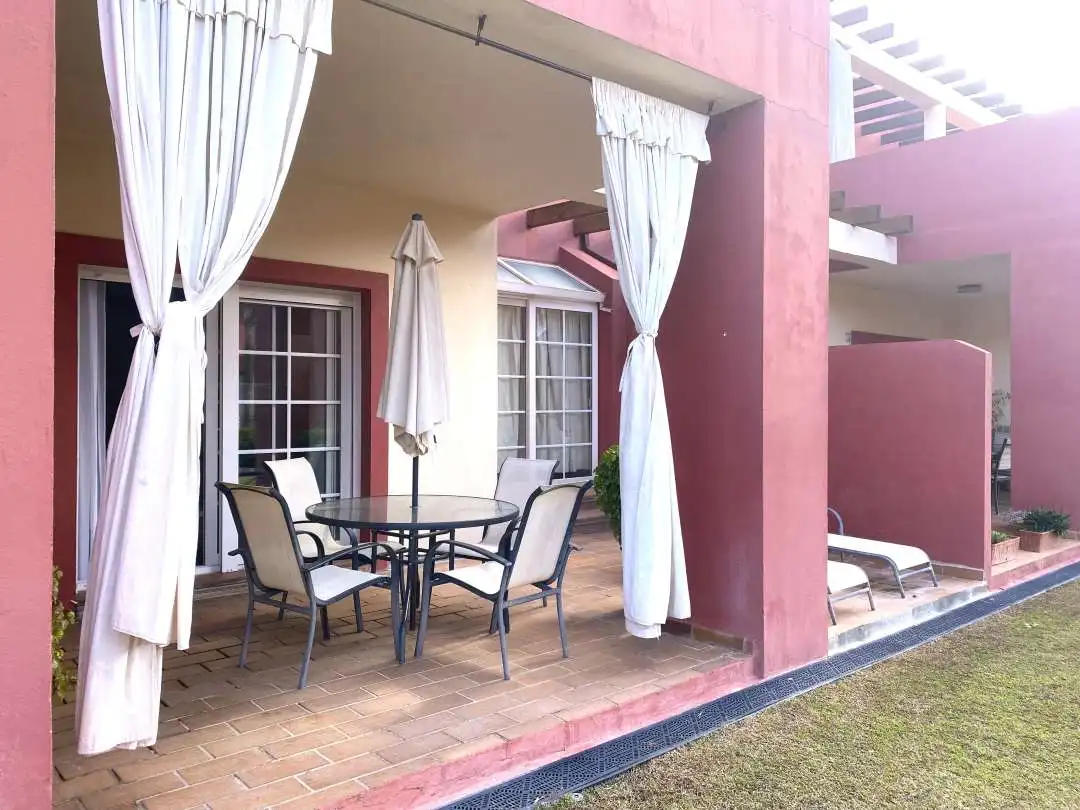 Terrasse von Einfamilien-Reihenhaus zum Verkauf in Sotogrande mit Klimaanlage, Heizung und Privatgarten