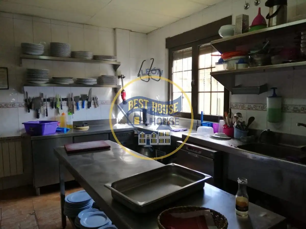 Cuina de Edifici en venda en El Burgo Ranero  amb Alarma