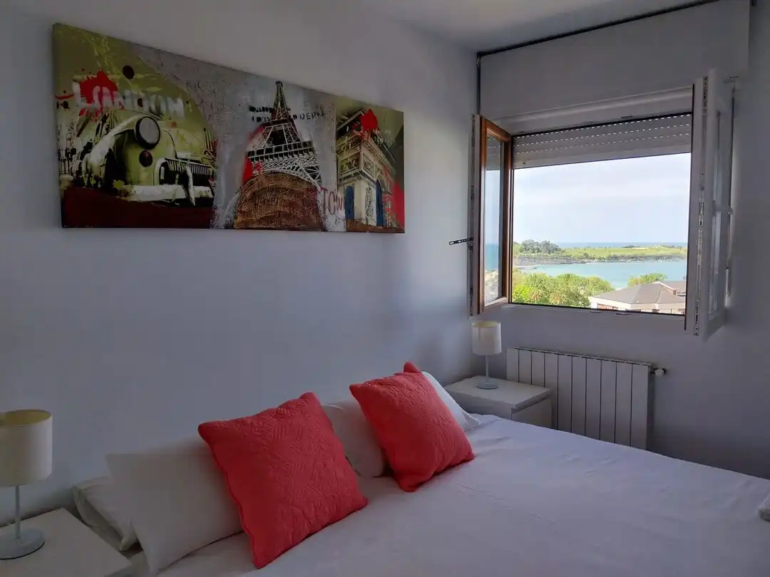Schlafzimmer von Wohnung zur Miete in Santander mit Heizung und Privatgarten