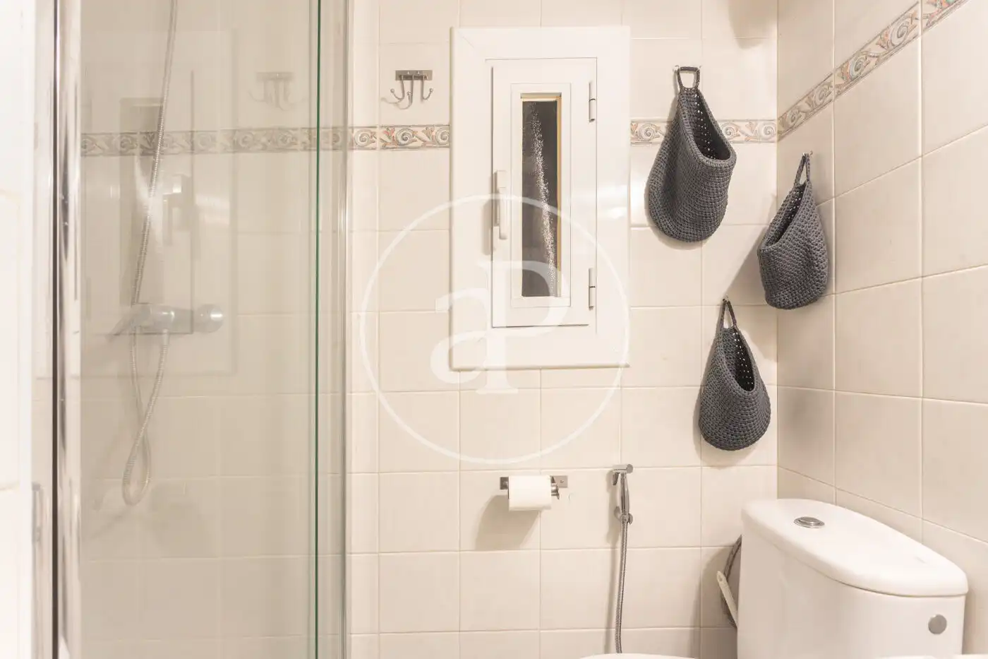 Baño de Piso de alquiler en Barcelona con Amueblado y Balcón