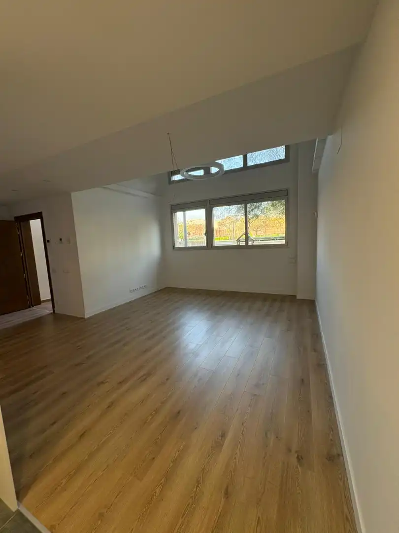 Sala d'estar de Dúplex en venda en Cornellà de Llobregat amb Aire condicionat, Calefacció i Parquet