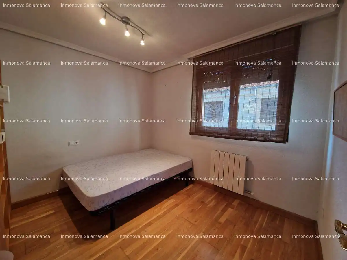 Schlafzimmer von Dachboden zur Miete in Salamanca mit Heizung, Terrasse und Möbliert