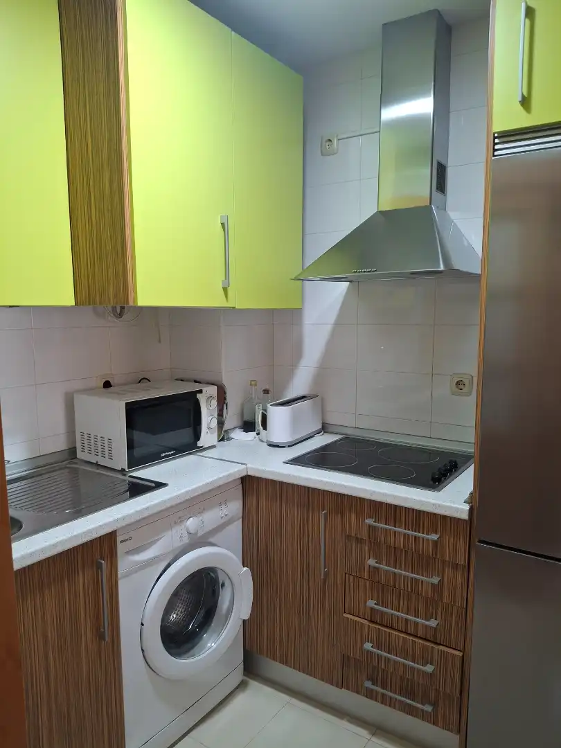 Cuina de Apartament de lloguer en Ceuta amb Moblat, Forn i Rentadora