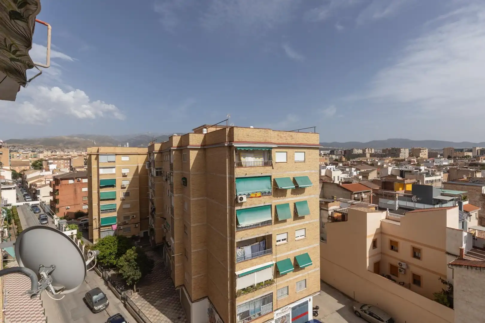 Vista exterior de Piso en venta en Granada con Aire acondicionado, Calefacción y Balcón