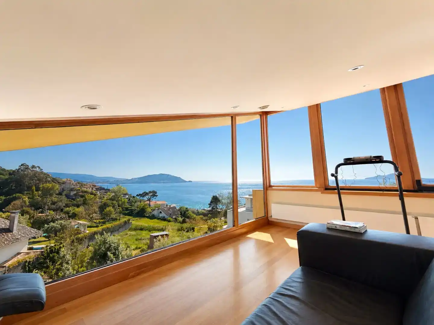 Sala d'estar de Casa o xalet en venda en Vigo  amb Aire condicionat, Piscina i Balcó