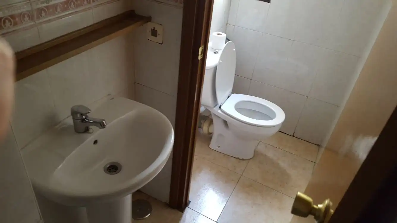Bany de Local en venda en Madrid amb Aire condicionat, Calefacció i Moblat