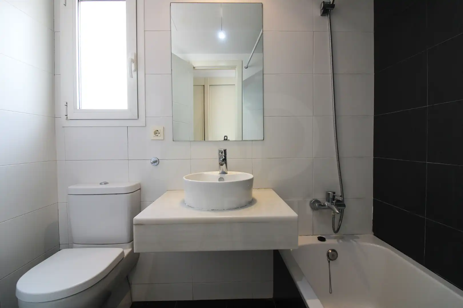Bathroom of Flat for sale in Estepona  with Air Conditioner, Heating and Terrace