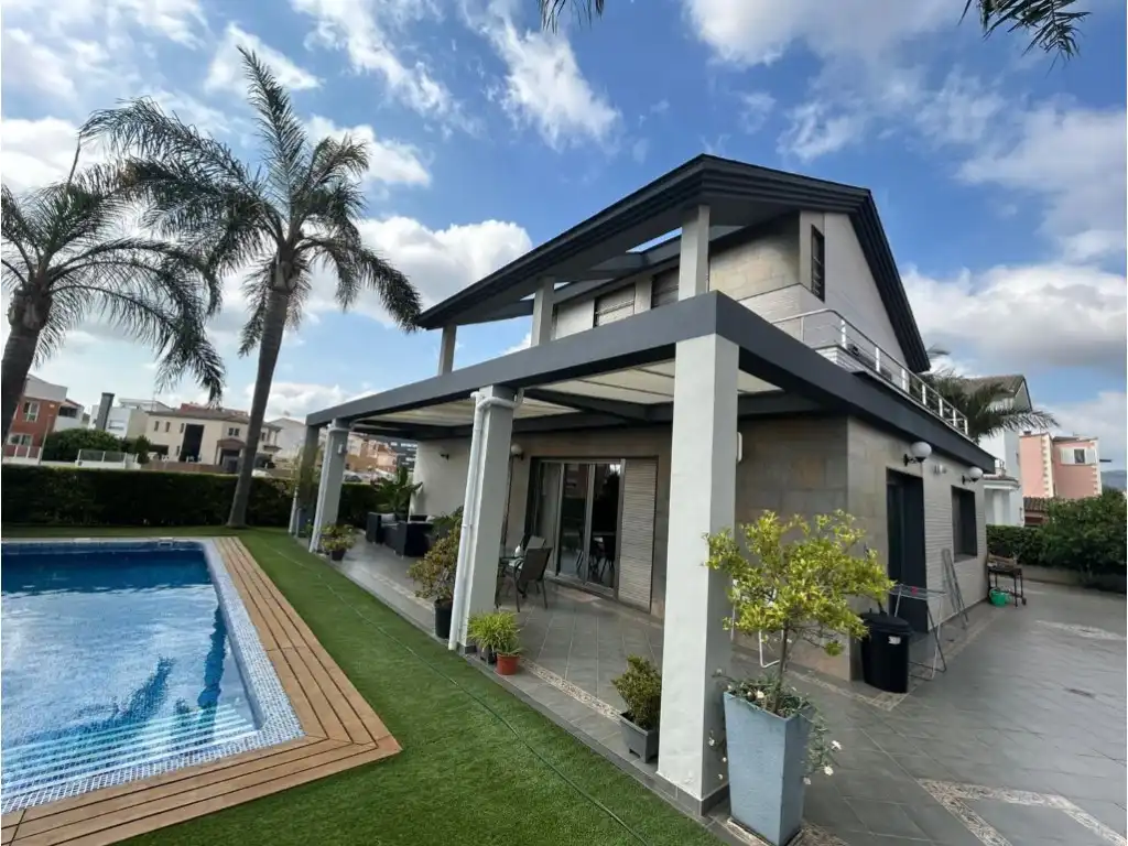Vista exterior de Casa o xalet en venda en Gandia amb Aire condicionat, Jardí privat i Terrassa
