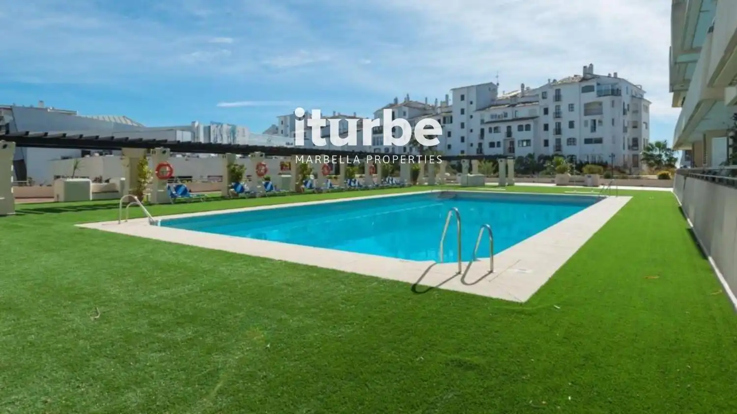 Vista exterior de Ático en venta en Marbella con Aire acondicionado, Terraza y Piscina