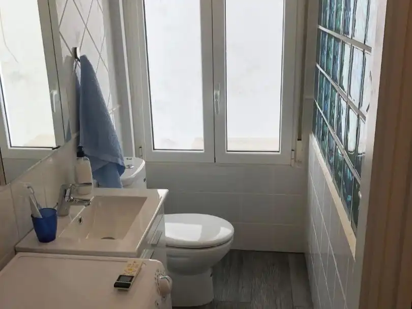 Badezimmer von Wohnungen zur Miete in  Madrid Capital mit Klimaanlage