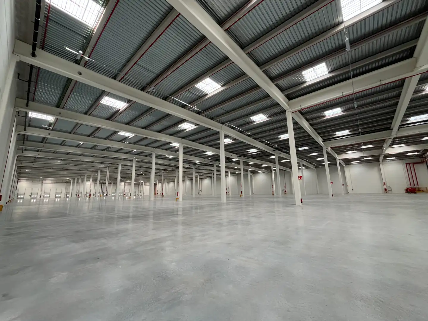 Parkplatz von Fabrikhallen zur Miete in Santa Oliva mit Heizung und Alarm