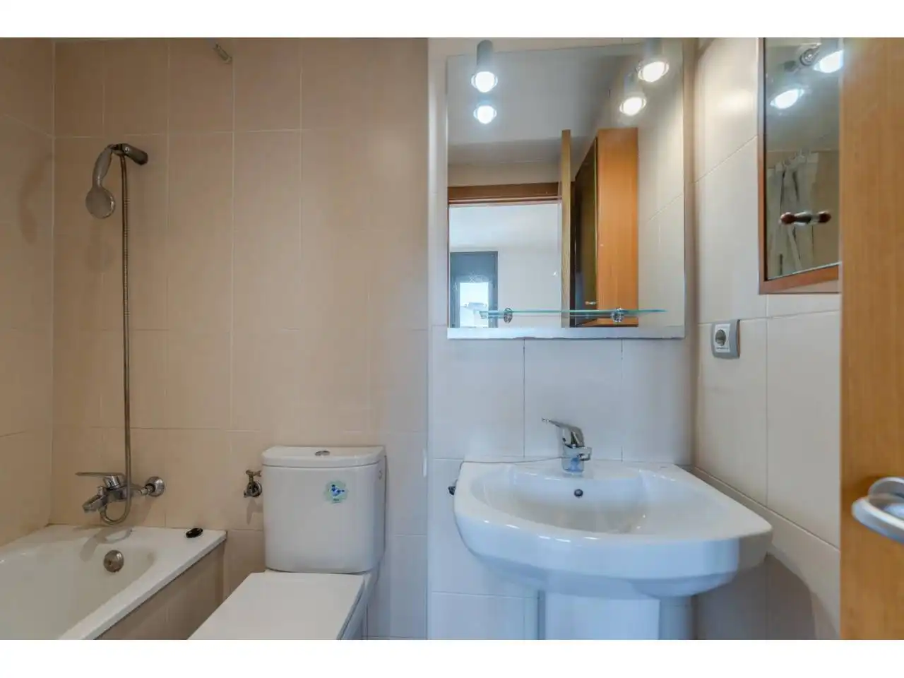 Badezimmer von Wohnung zum Verkauf in Girona mit Heizung und Balkon
