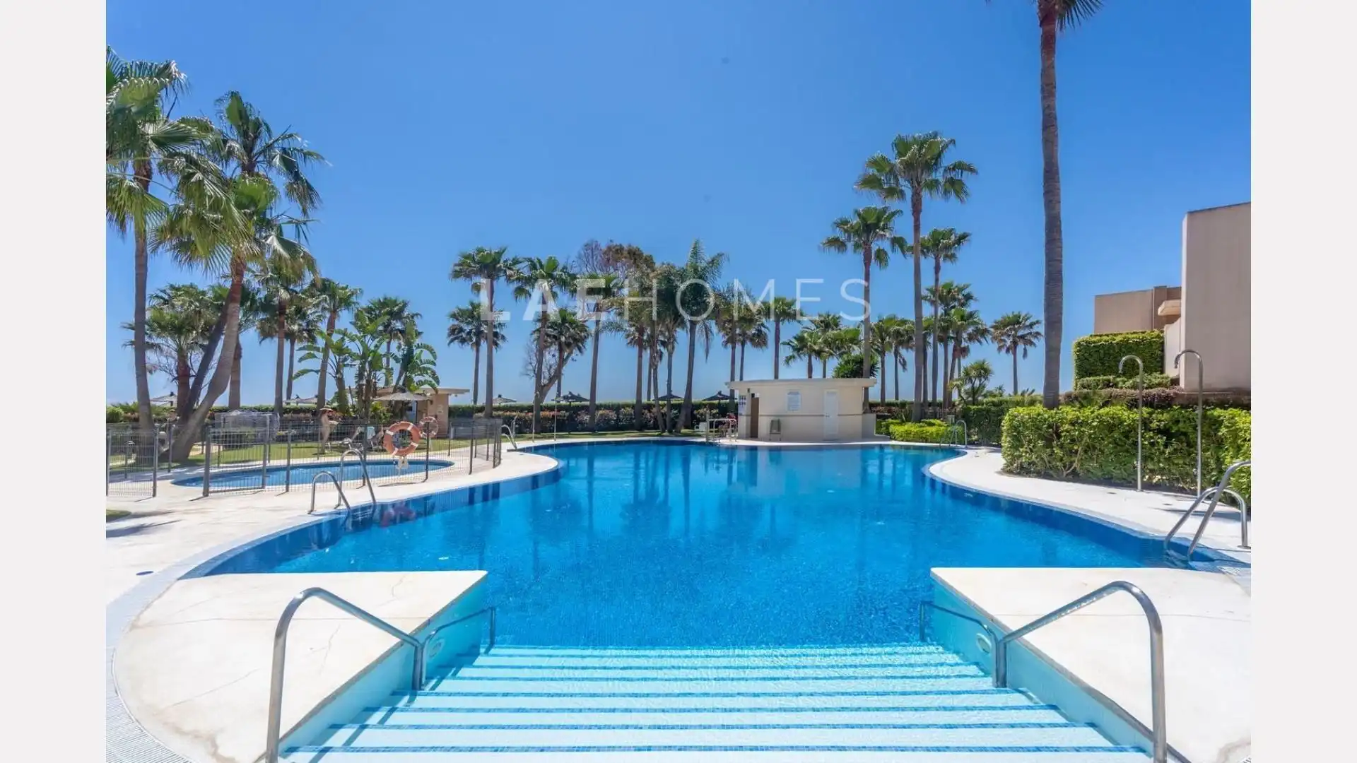 Außenansicht von Dachboden zum Verkauf in Estepona mit Privatgarten, Terrasse und Abstellraum