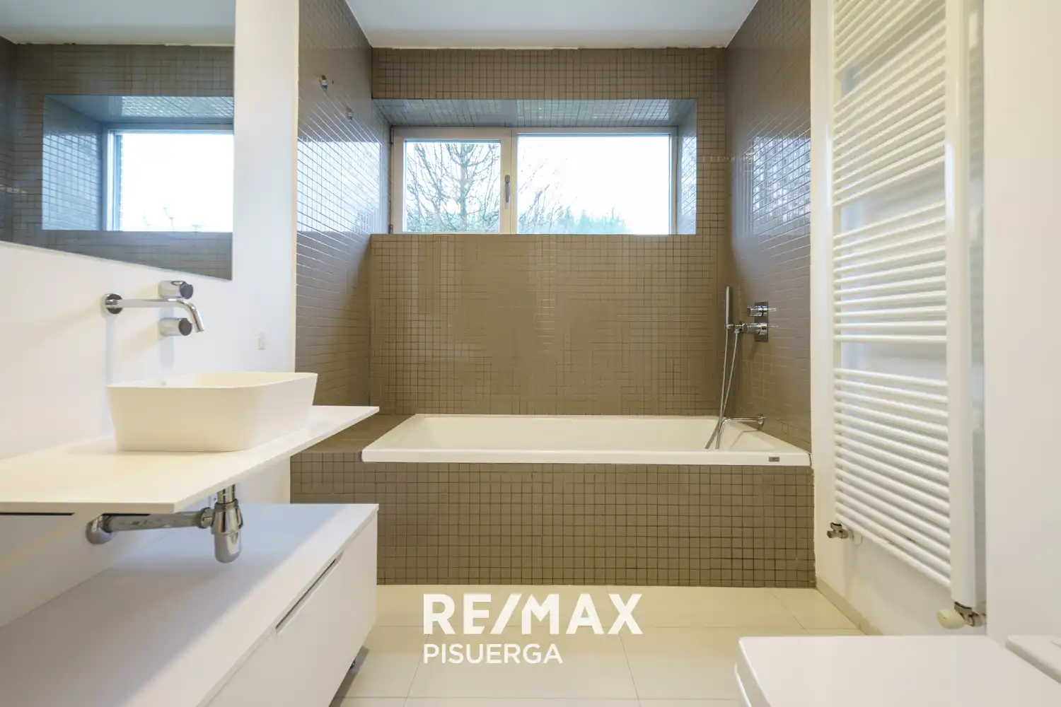 Bathroom of Houses for rent in Laguna de Duero  with Air Conditioner, Private garden and Terrace