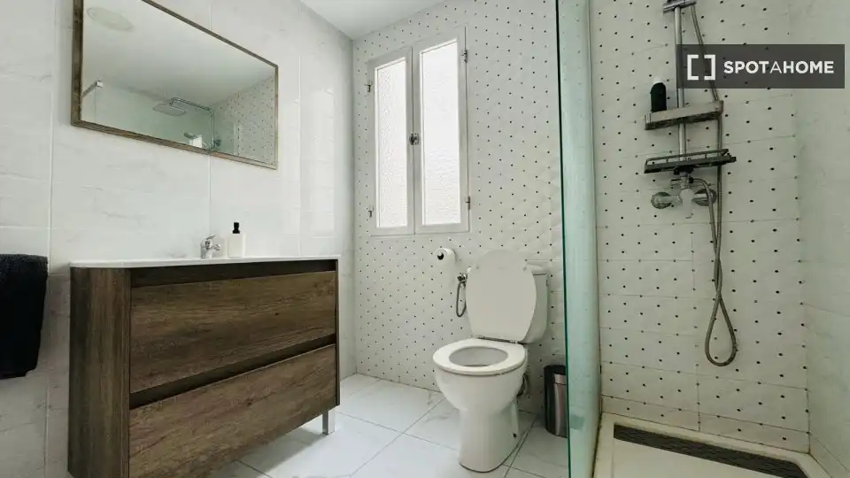 Bathroom of Flat for rent in Valencia  with Air Conditioner, Heating and Furnished