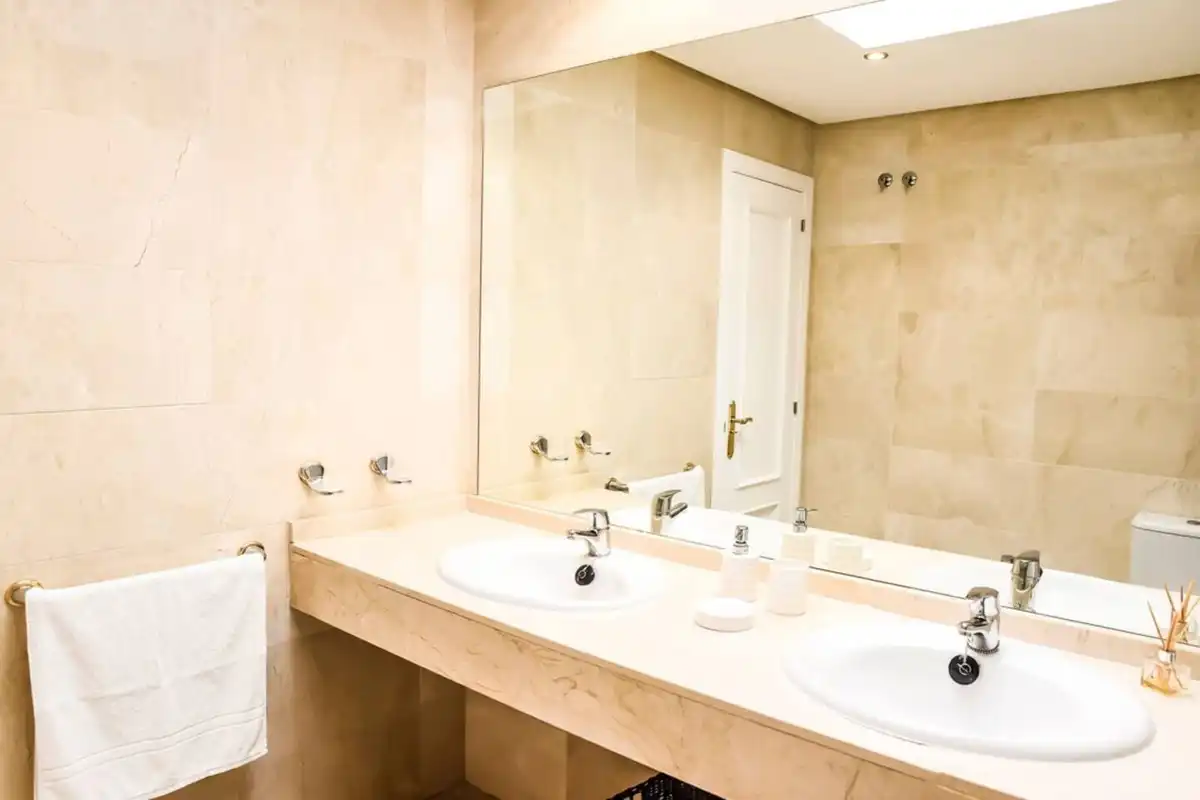 Baño de Dúplex de alquiler en Marbella con Terraza y Piscina comunitaria