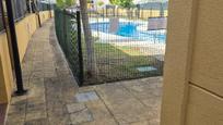 Piscina de Casa adosada en venda en Coria del Río amb Aire condicionat, Jardí privat i Internet