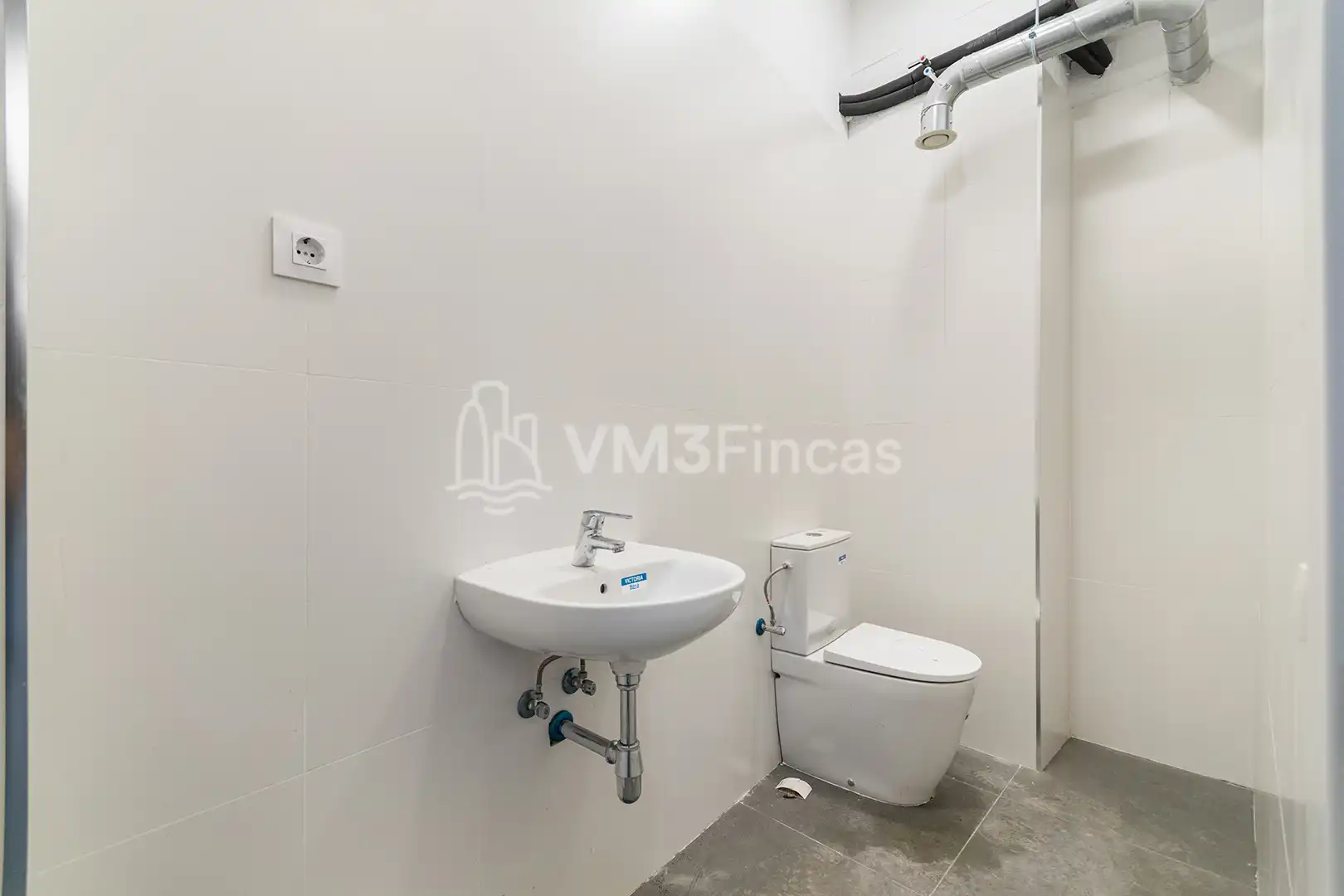 Baño de Local de alquiler en Barcelona con Aire acondicionado, Calefacción y Terraza